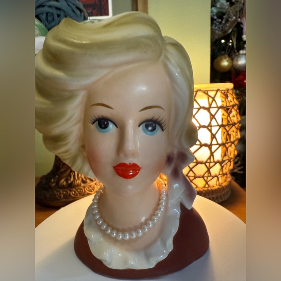 Elegant Cream and Brown Ceramic Bust - Picture 11 of 17